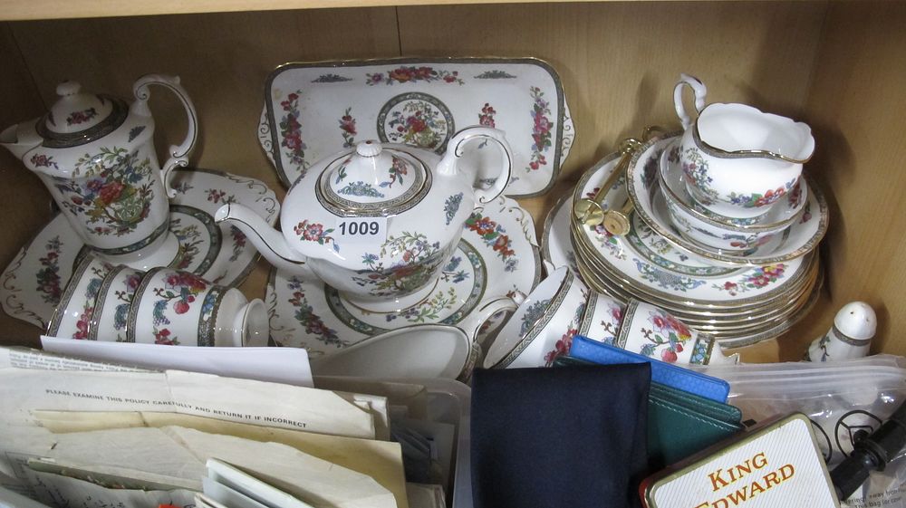 Lot 1009: A Collection of Fine Bone China Tableware in the Indian Tree Pattern