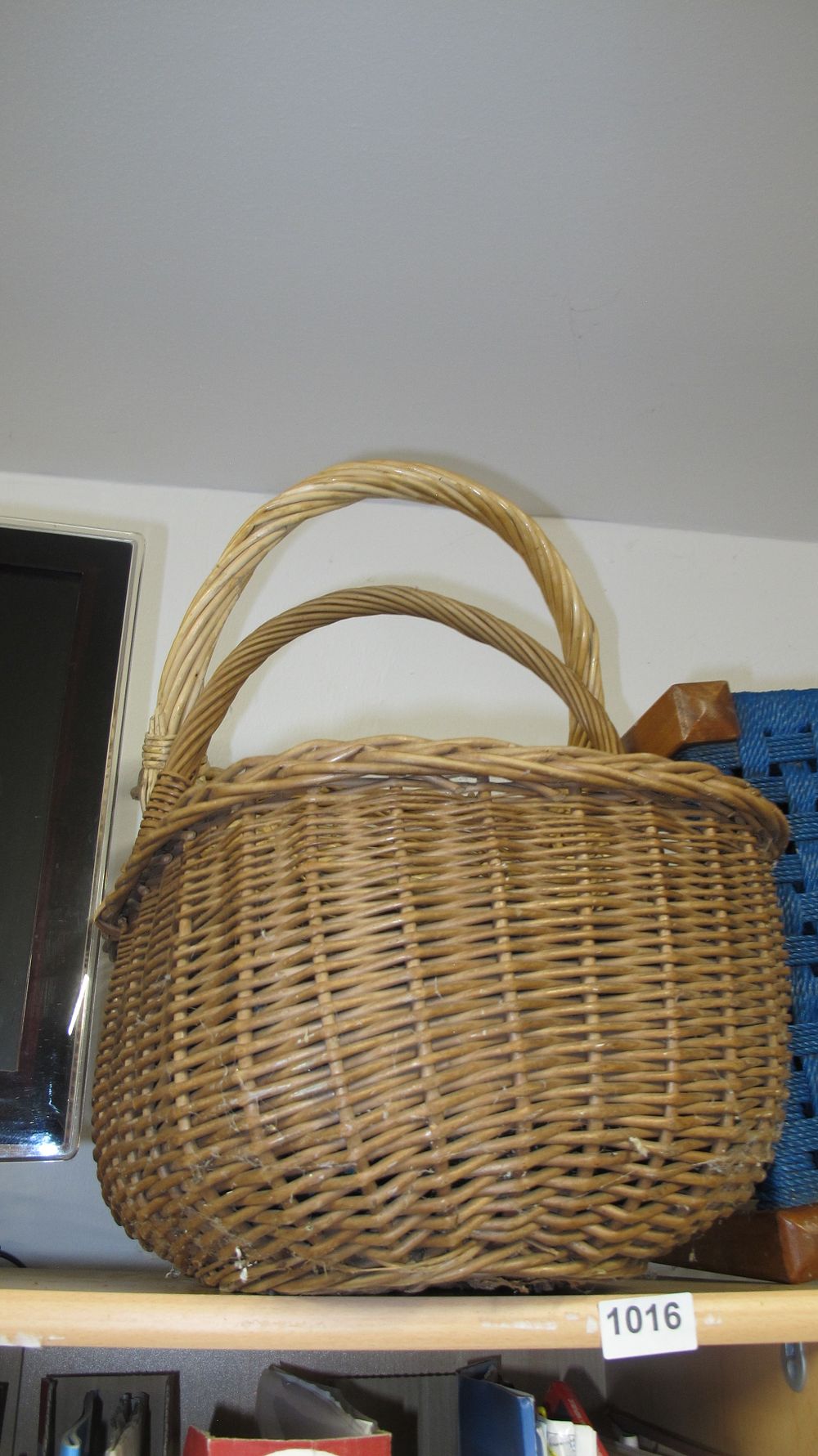 Lot 1016: Vintage Oval Wicker Picnic Basket with Twin Arched Handles