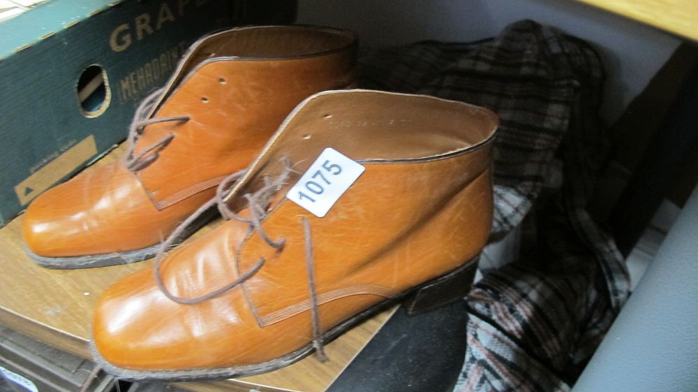 Lot 1075: A Pair of Men's Tan Leather Chukka Boots