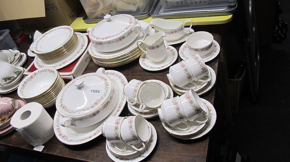 Lot 1089: A Large Collection of Paragon Belinda Pattern Porcelain Tableware