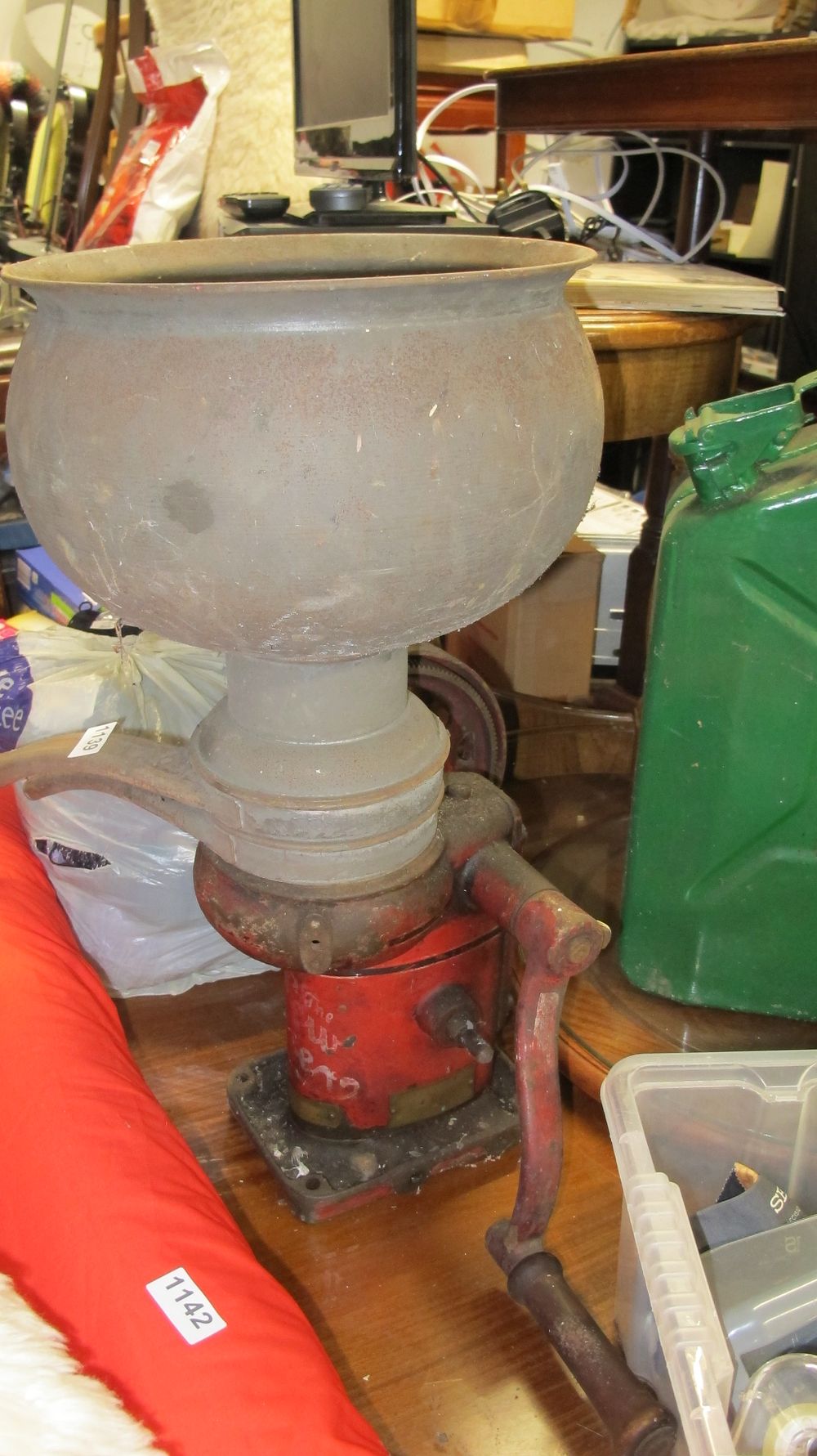 Lot 1139: Vintage Manual Cast Iron Cream Separator