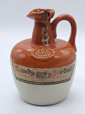 לאספנים / לנוי 
קנקן קרמי 
ברנדי עבדת (Brandy 