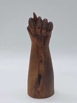 עץ עבודת יד . פסל אגרוף פיגה מעץ 
מגולף ביד , וינטג' 
גובה 22 ס"מ