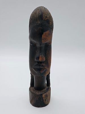 עץ עבודת יד . פסל עץ מגולף בעובדת יד 
דמות אישה אפריקאית 
וינטג' 