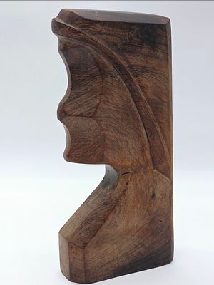 עץ עבודת יד . פסל עץ מגולף בעובדת יד 
וינטג' 
גובה 29.5 ס"מ