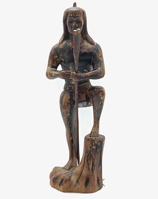 עץ עבודת יד . פסל עץ מגולף בעבודת יד 
גבר אוחז חנית דמות של צייד / לוחם . 
