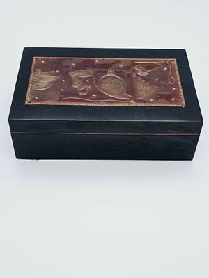 קופסת תכשיטים מעץ 
שנת 76 , תוצרת ברית המועצות 
שמורה 