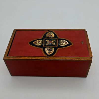 קופסה ישנה ומיוחדת , עם שחמט ללא לוח משחק שחמט עבודת יד 