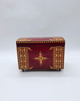 קופסה מעץ לתכשיטים , עבודת יד 
מרופדת על רגליות קטנות , תוצרת רוסיה 
