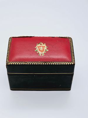 קופסה לכרטיסי ביקור 
קופסה ישנה עשויה עץ ועור , חתומה 
בלאי ראו 