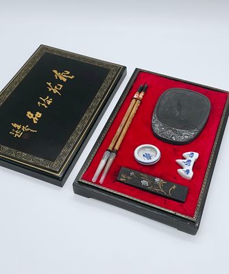 סט קליגרפיה סיני , וינטג' 
פריט מאוד מעניין לאספני המזרח הרחוק 
