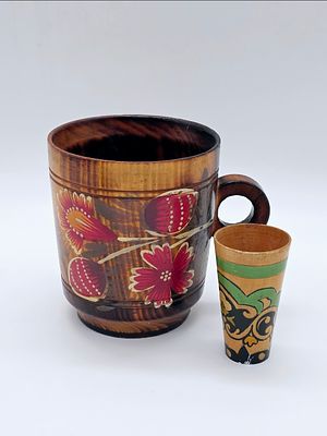 ספל מעץ , עבודת יד , עממי רוסי , ציור יד , וינטג' 
גובה 12.5 ס"מ , קוטר 11 ס"מ 