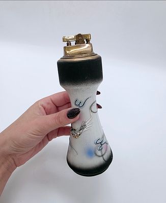 מצית שולחנית, פורצלן , וינטג' 
תוצרת יפן חתומה 
גובה 18.5 
