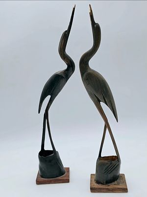 זוג פסלי אנפות מקרן טבעית (Horn Ware), על בסיסי עץ. תוצרת הודו, יוצרו עבור Tamar Ltd. אנגליה. 