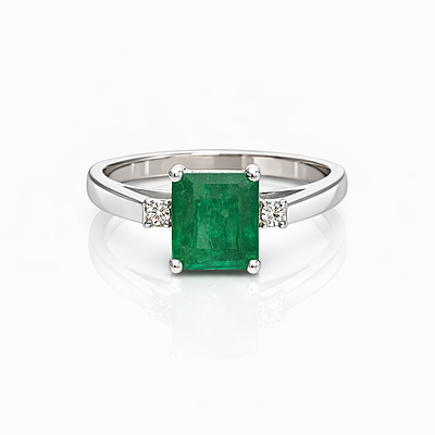 18kt WHITE GOLD RING with 2.30 ct EMERALD and 2 diamonds. WEIGHT: 5,20G.