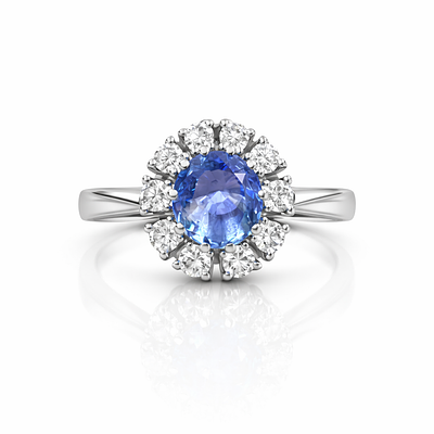 RING WITH BEAUTIFUL CEYLON SAPPHIRE AND A HALO OF CLEAN, WHITE DIAMONDS. 18K WHITE GOLD RING 