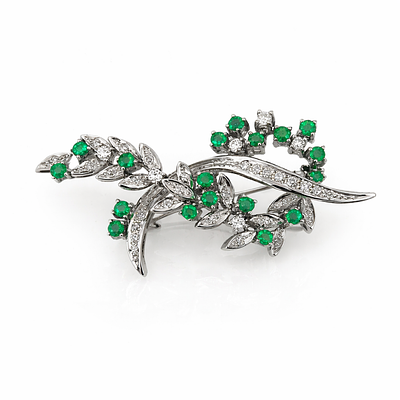 WHITE GOLD BOW BROOCH WITH DIAMONDS AND EMERALDS. WHITE GOLD (18KT) BROOCH WITH DIAMONDS, 1CT 