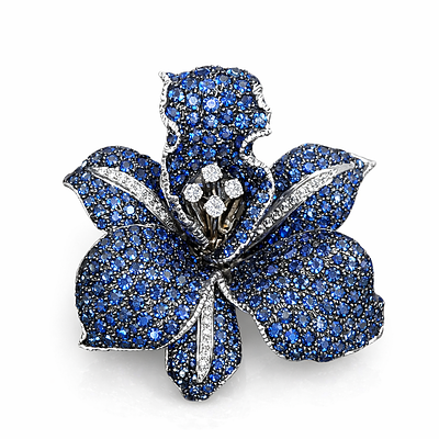 ORCHID BROOCH WITH SAPPHIRES AND DIAMONDS. Flower brooch made in 18kt white gold with 11.82ct 