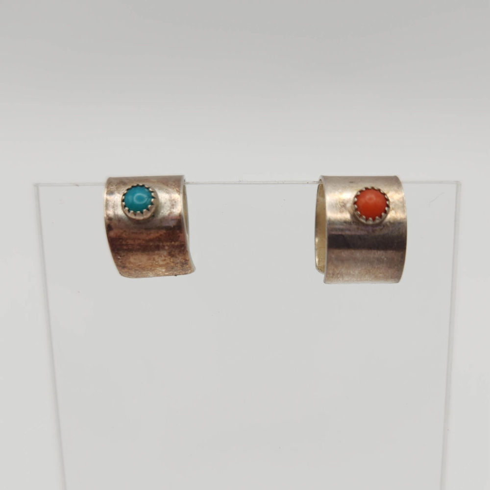 Lot 164: Sterling Native Cuff Earrings 2.2g