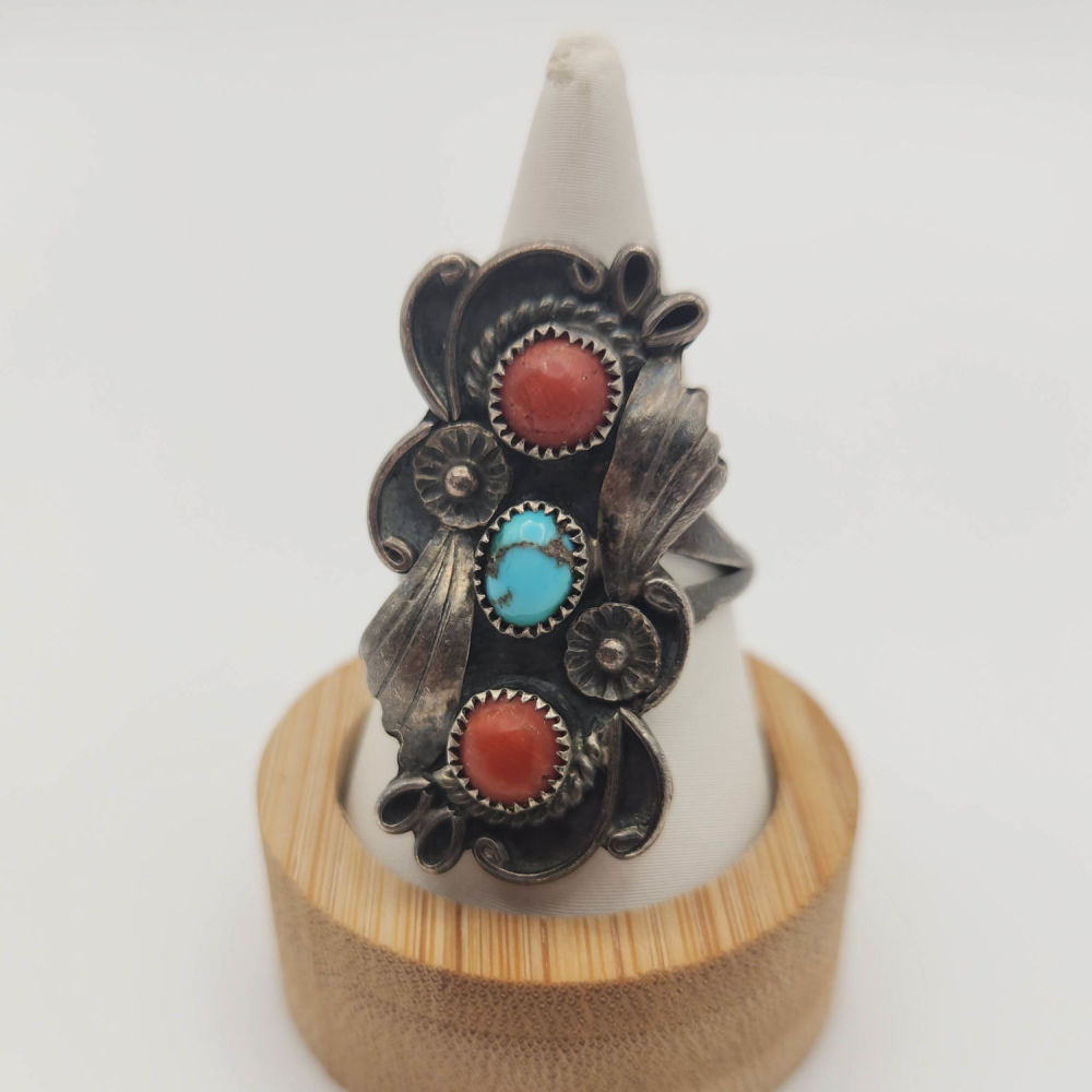 Lot 175: A Cadman Sterling Navajo Turquoise/Coral Ring 8.15g