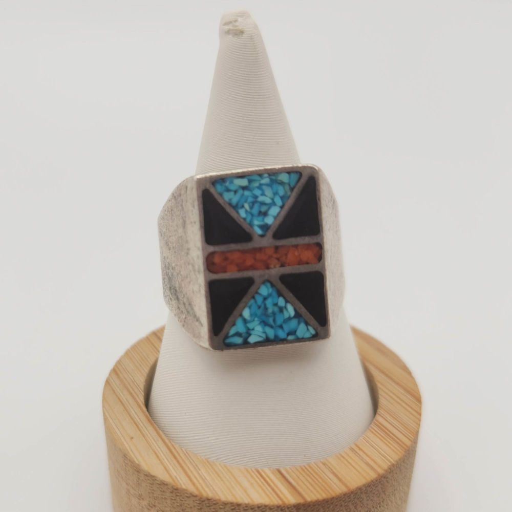 Lot 211: Sterling Crushed Turquoise Ring 11g