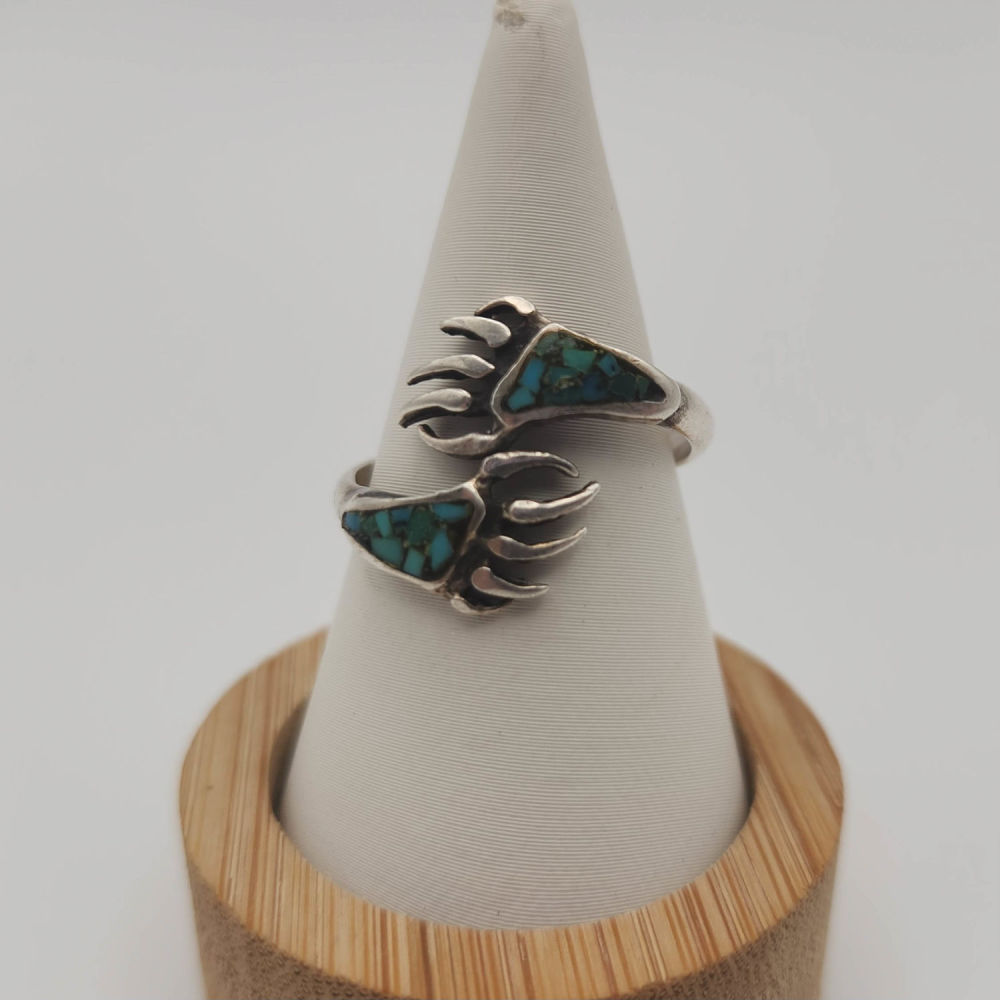 Lot 251: Crushed Turquoise Inlay Bear Claw Ring 2.8g Size 7