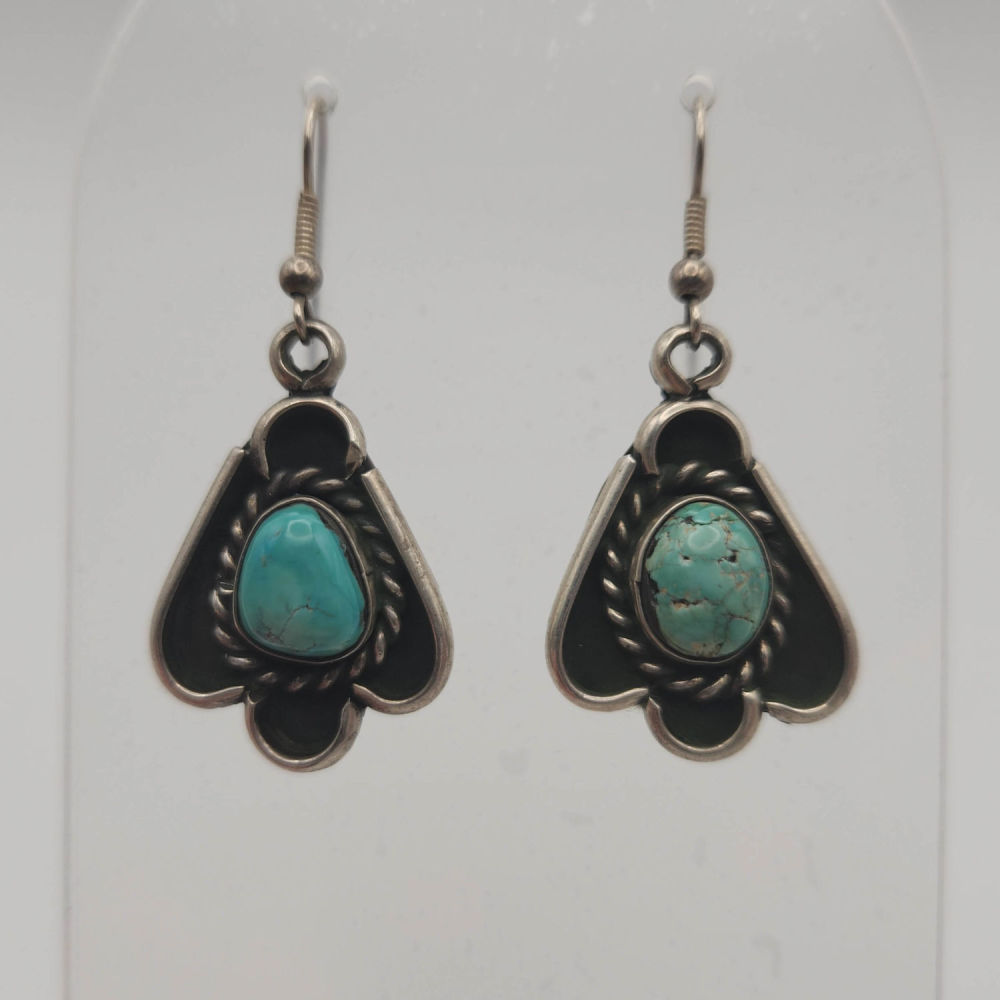 Lot 252: Sterling Navajo Turquoise Earrings 11.5g