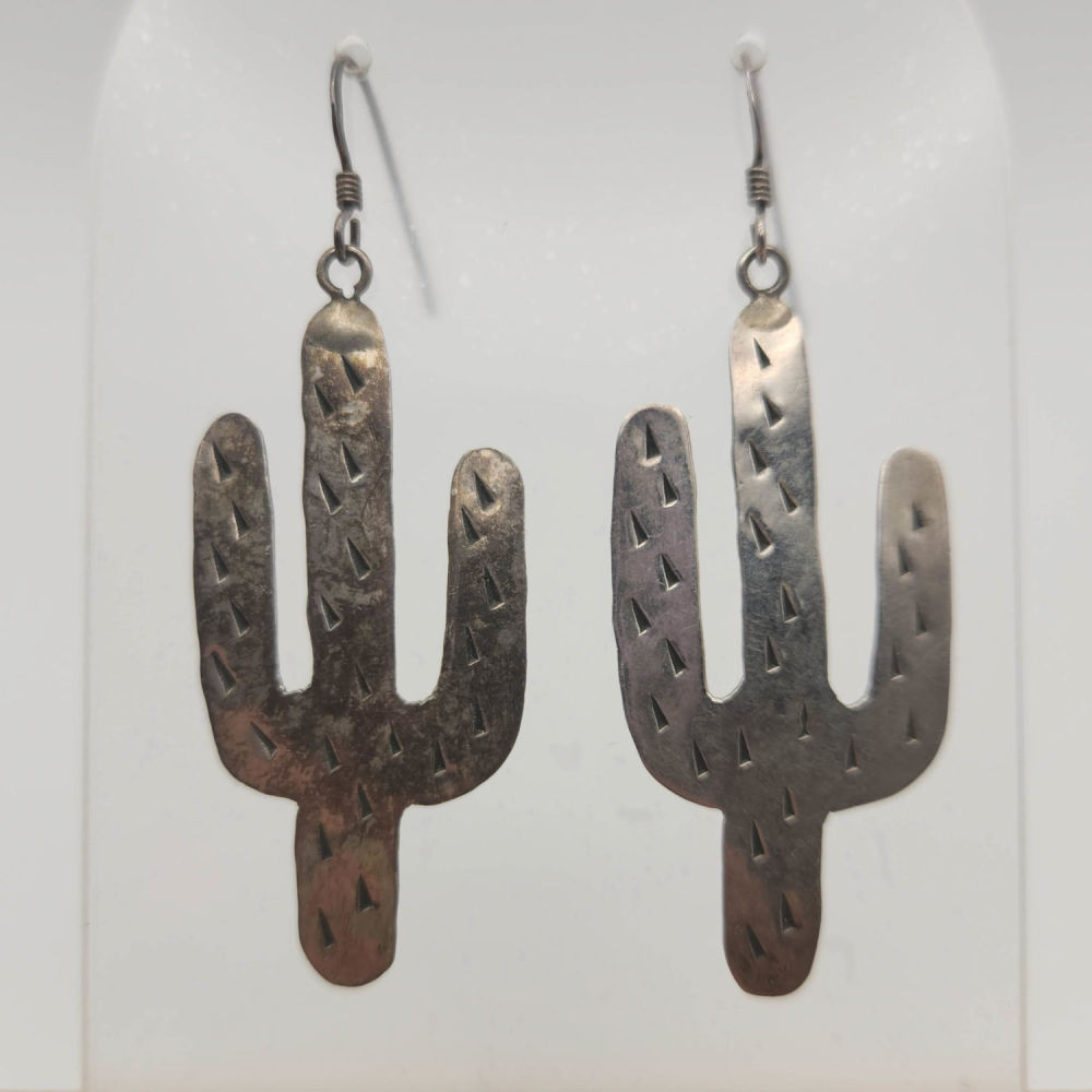Lot 255: Sterling Signed "S.E." Native Cactus Earrings 5.5g