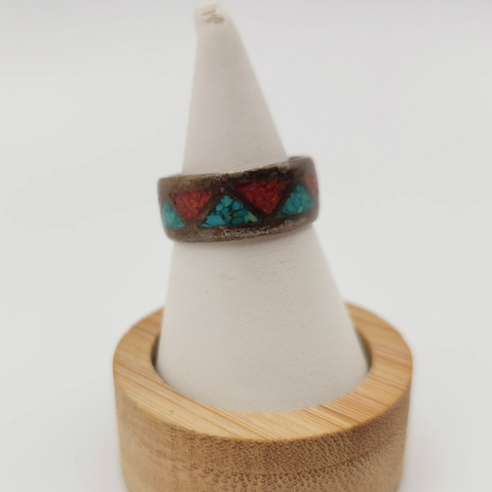 Lot 258: Sterling Crushed Turquoise Coral Ring 5g Size 6.25