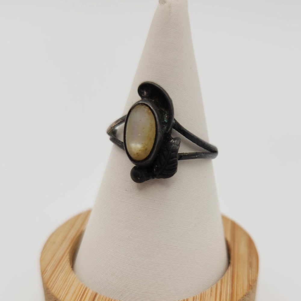 Lot 260: Sterling Navajo Mother of Pearl Ring 2g Size 5