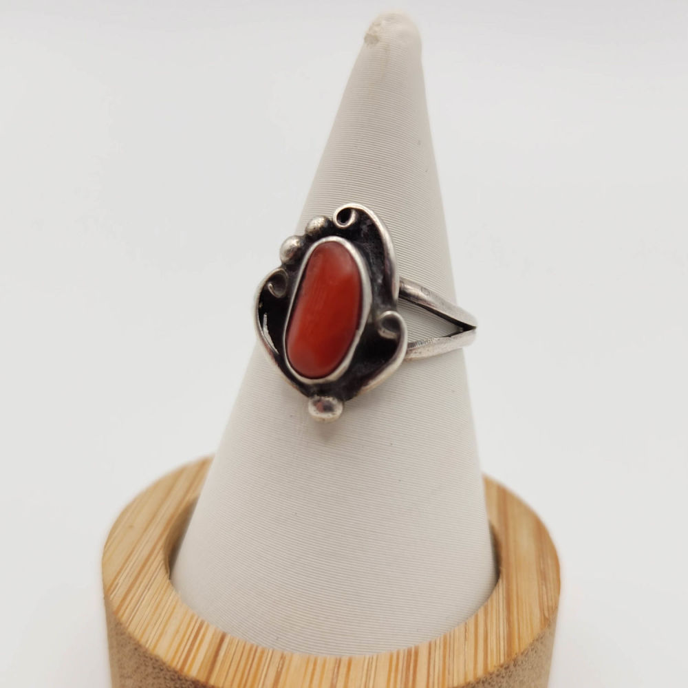Lot 277: Sterling Coral Ring 2.9g Size 6.25
