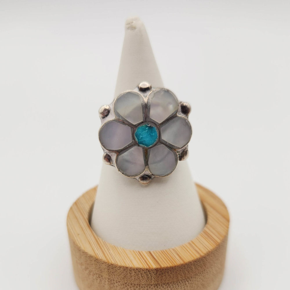 Lot 293: Sterling Mother of Pearl Turquoise ring 4.5g Size 6