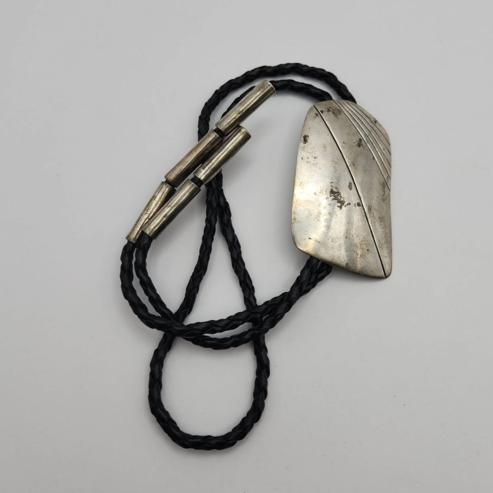 Lot 312: Sterling Silver Navajo Bolo Signed JNY 50G Old