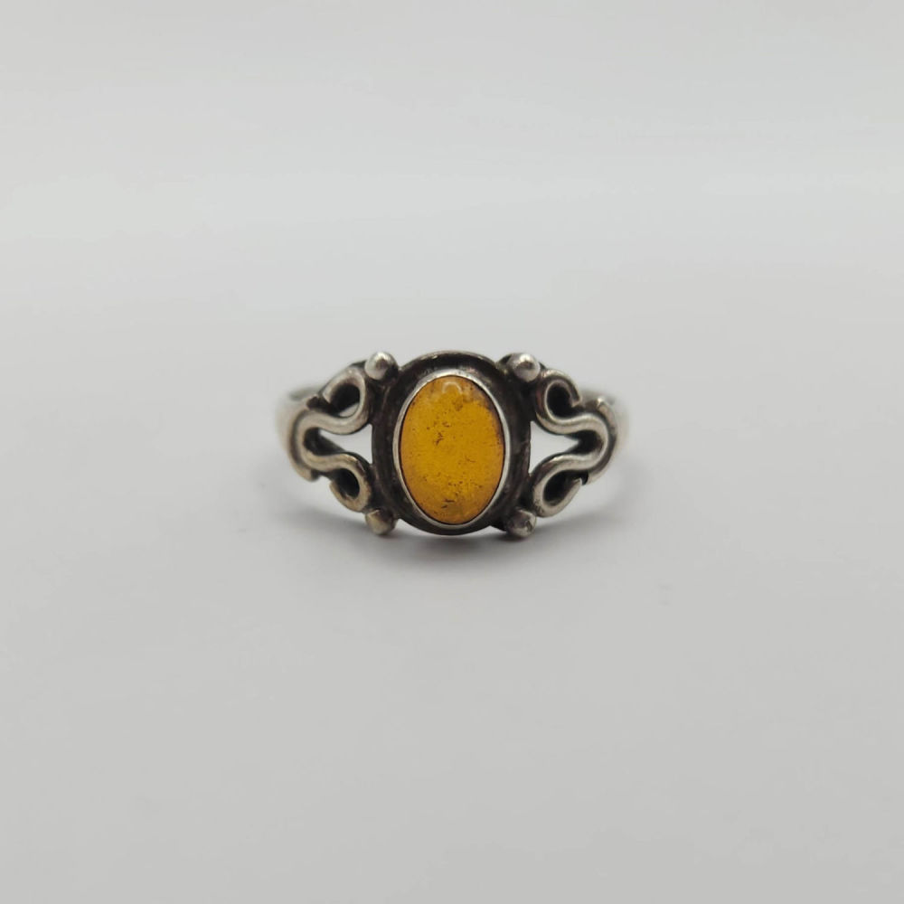 Lot 324: Sterling Silver Amber Ring 2.4G Sz7.5