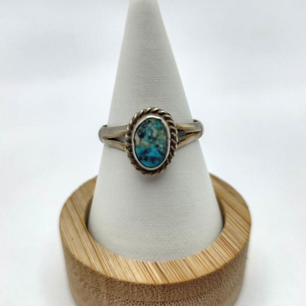 Lot 325: Sterling Silver Native Turquoise Ring 2.4G Sz8