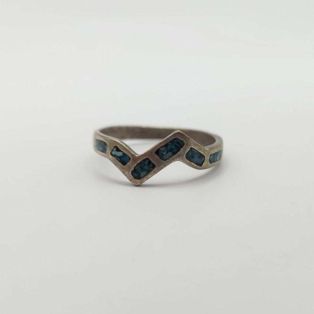 Lot 328: Sterling Silver Crushed Turquoise Ring 1.5G