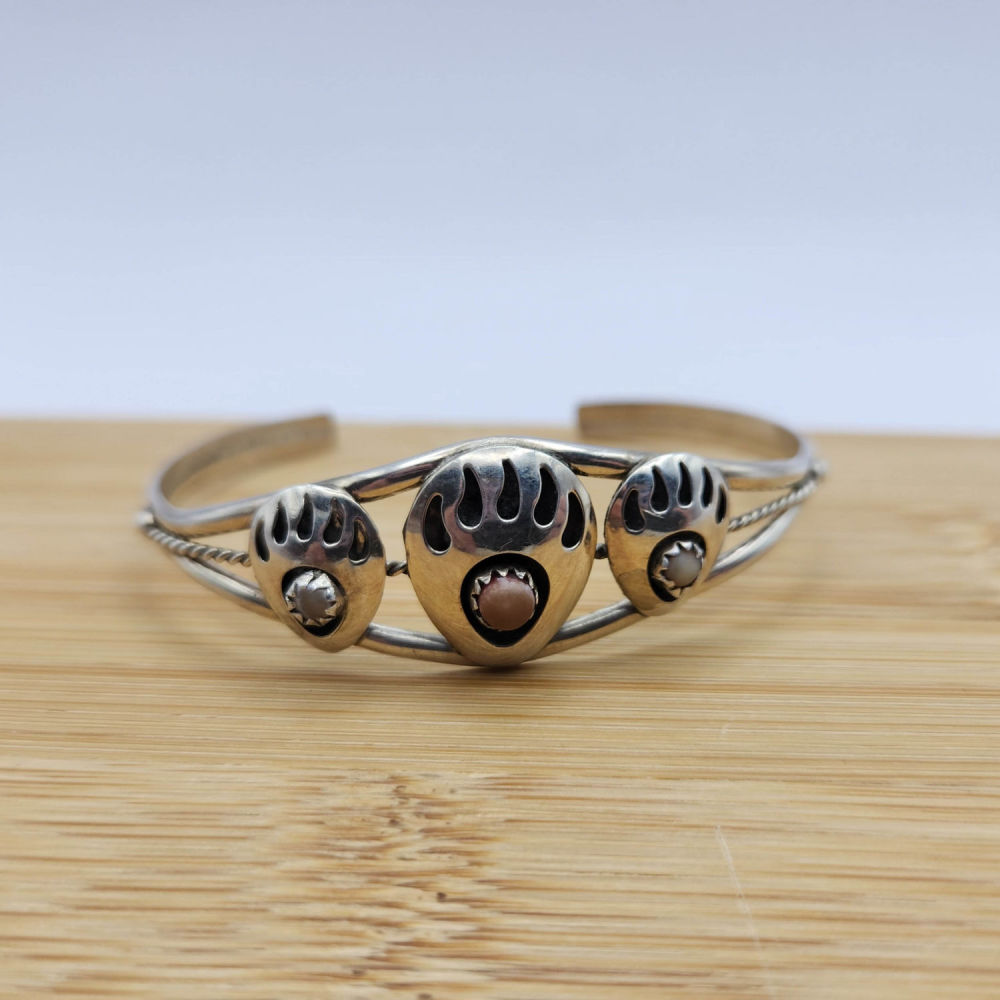 Lot 333: Sterling Mother of Pearl Bear Paw Cuff 8.3G