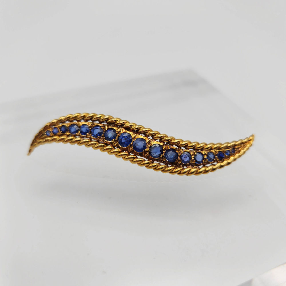 Lot 377: 18k Gold Natural Saphire Brooch 6.1g