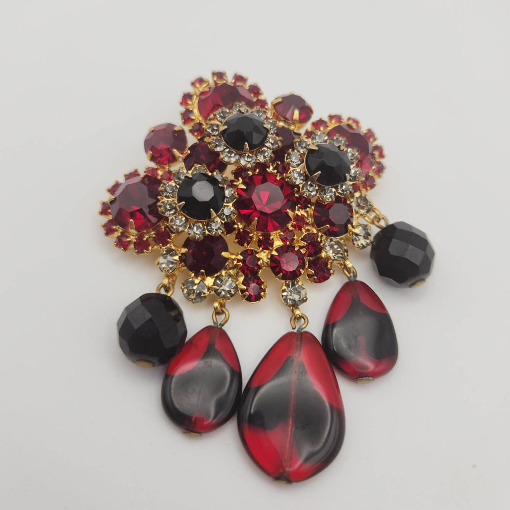 Lot 427: Vintage D & E Juliana Red Dangle Brooch 40g