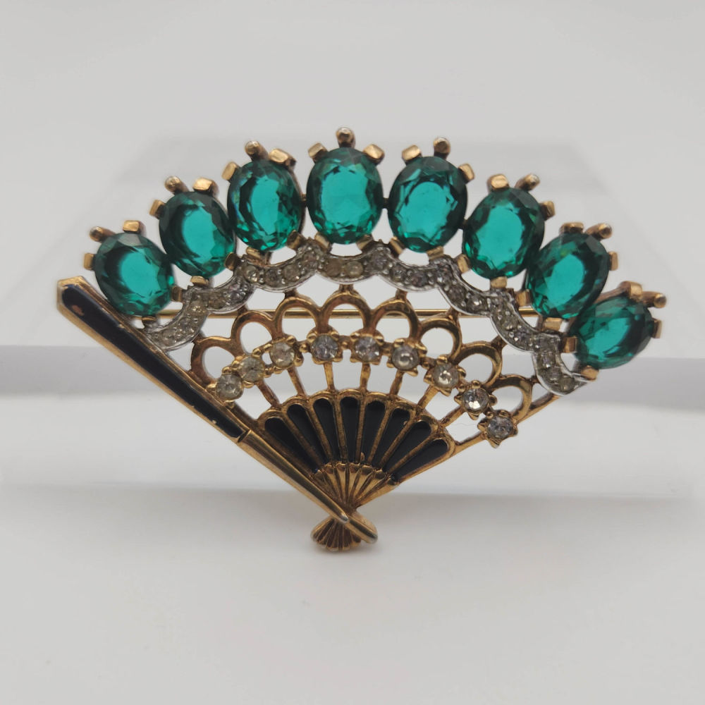 Lot 428: Crown Trifari Alfred Phillipe Green Fan Brooch 19g