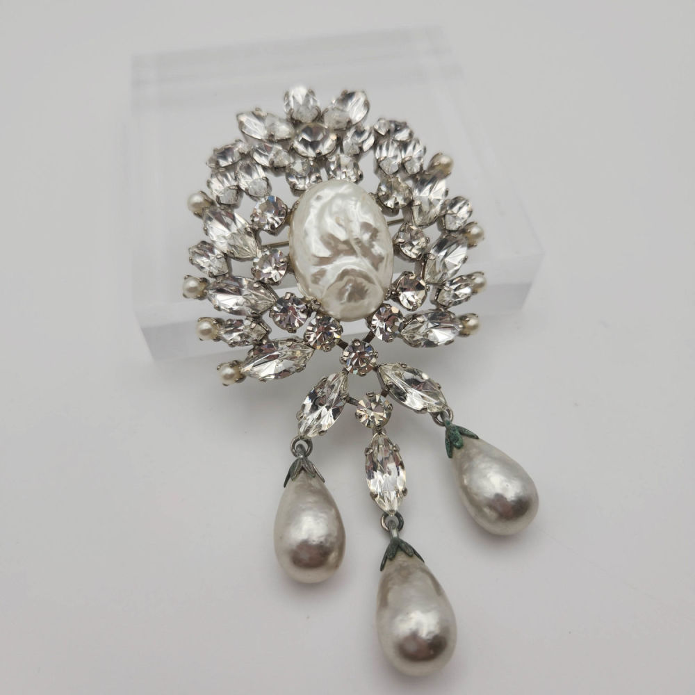 Lot 429: Large Schreiner Clear and Faux Pearl Brooch/Pendant