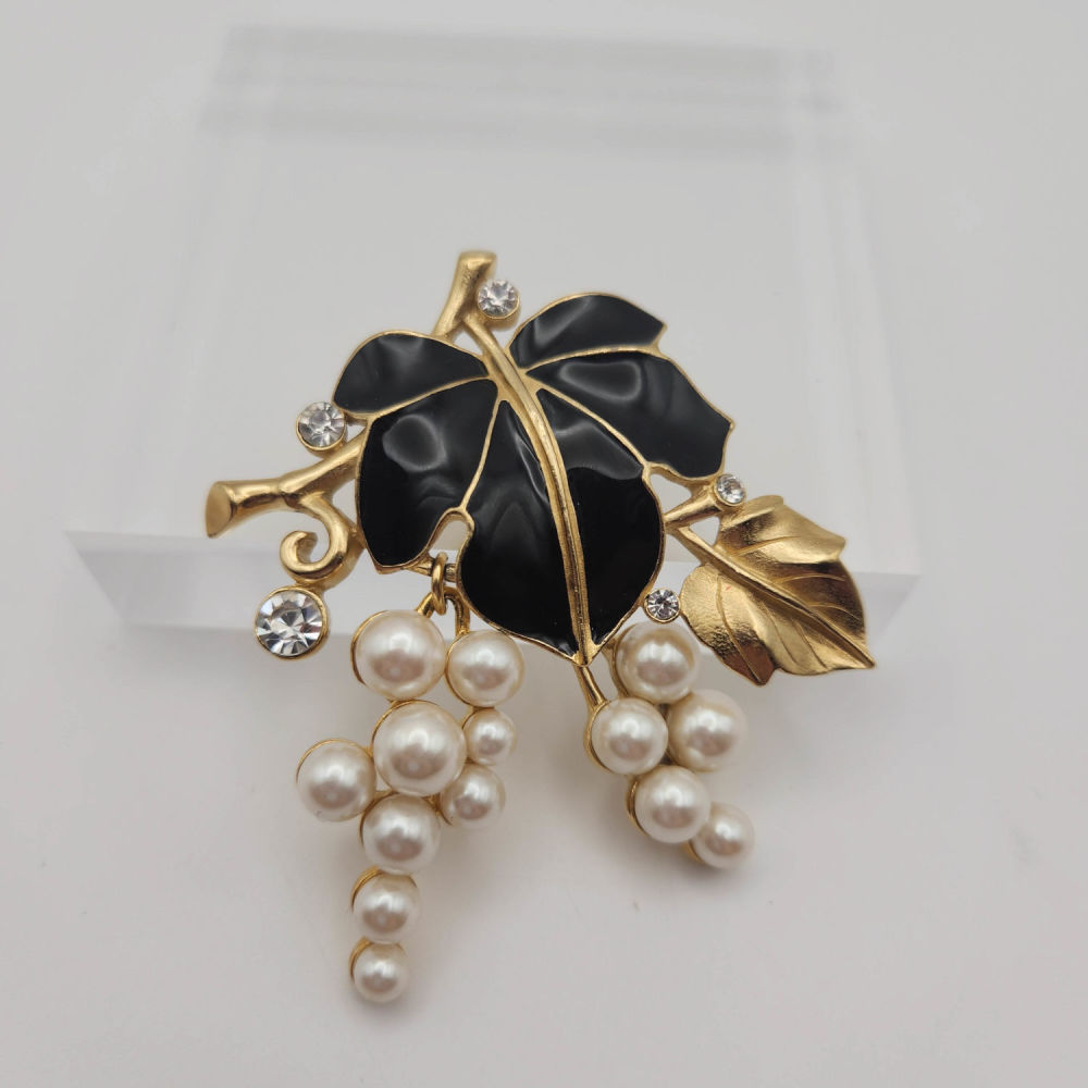 Lot 434: Crown Trifari Kunio Matsumoto Dangle Brooch