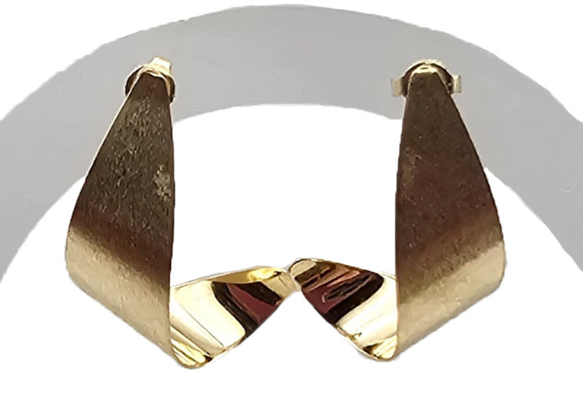 Lot 428: 14k Gold Swirl Post Earrings