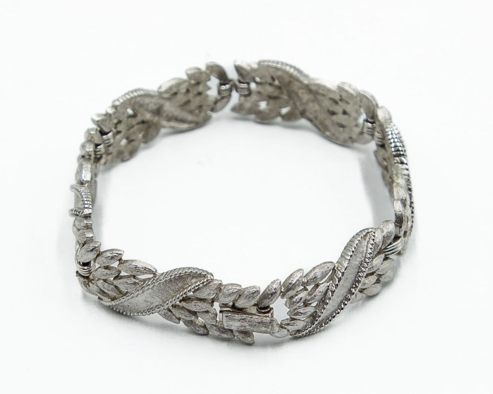 Lot 648: Trifari Leaves Ribbon Silver Tone Bracelet