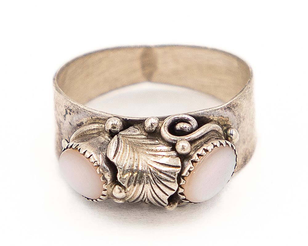 Lot 238: Marie Bahe Navajo Sterling Mother Of Pearl Ring Sz. 8