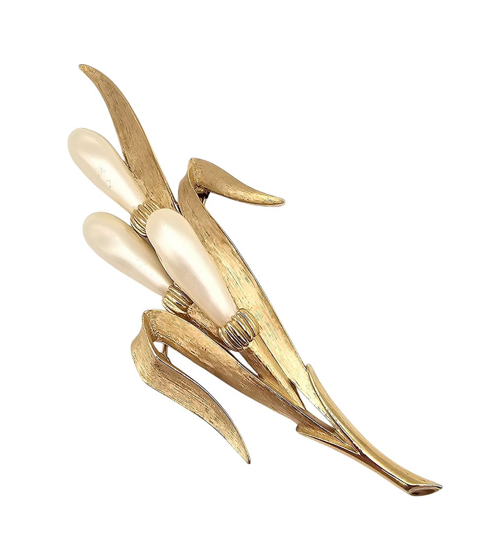 Lot 209: Crown Trifari Vintage Faux Pearl Gold Tone Wheat Brooch