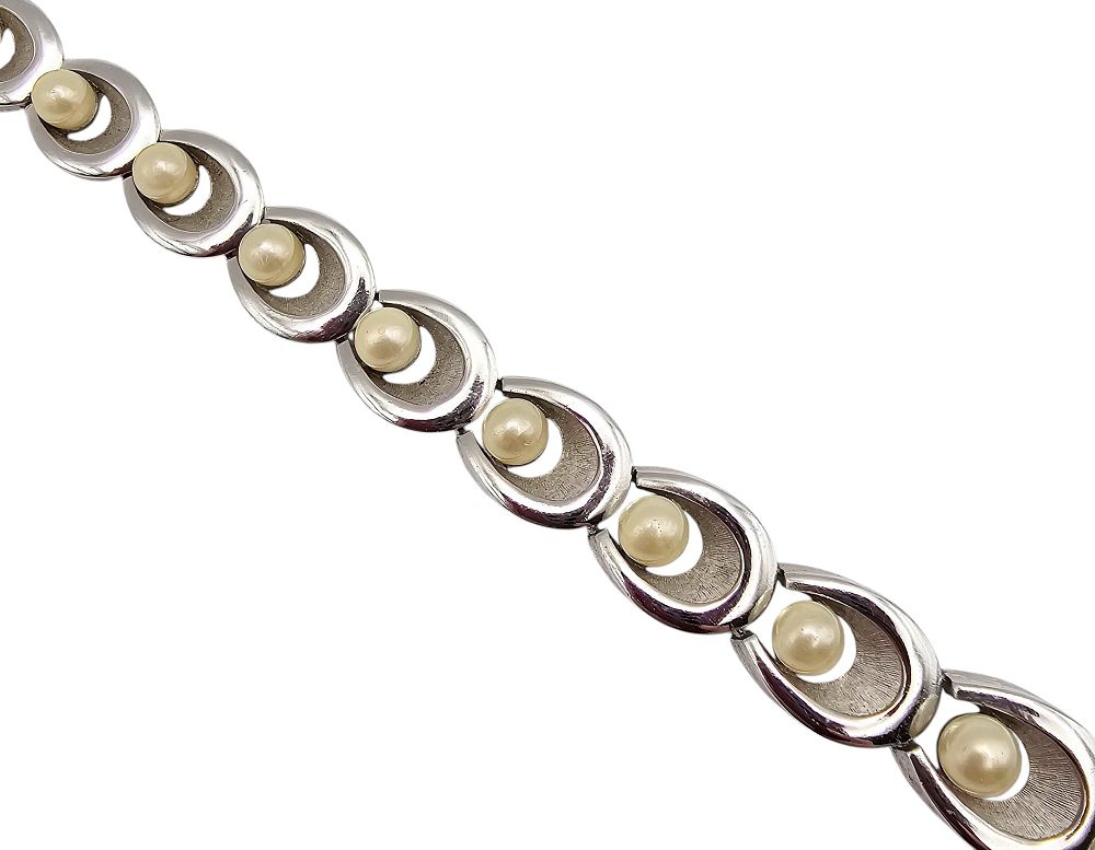 Lot 221: Crown Trifari Vintage 1960's Scallop Style Silver Tone Bracelet