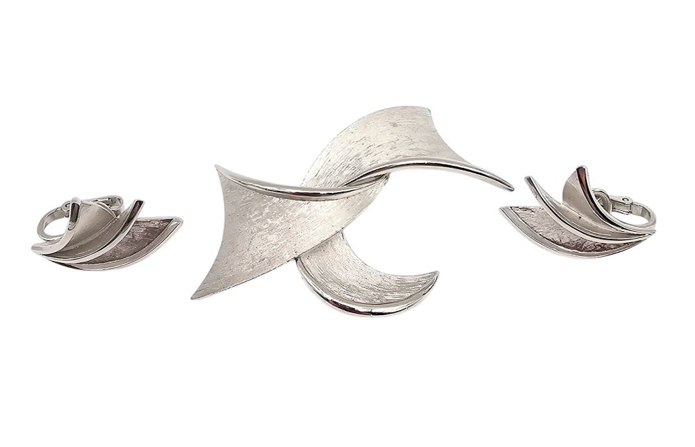Lot 242: Crown Trifari Vintage Brushed Silver Tone Swirl Brooch Earrings Set