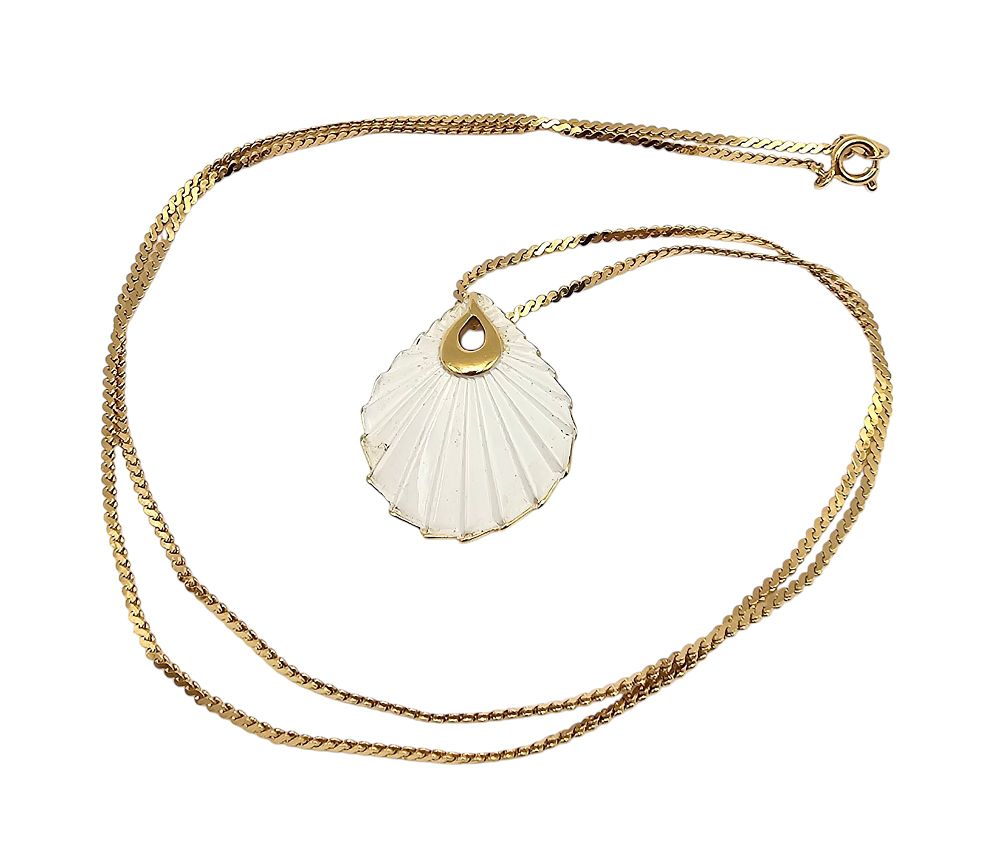 Lot 276: Trifari Vintage 1950-60's Gold Tone White Enamel Gold Tone Shell Style Necklace