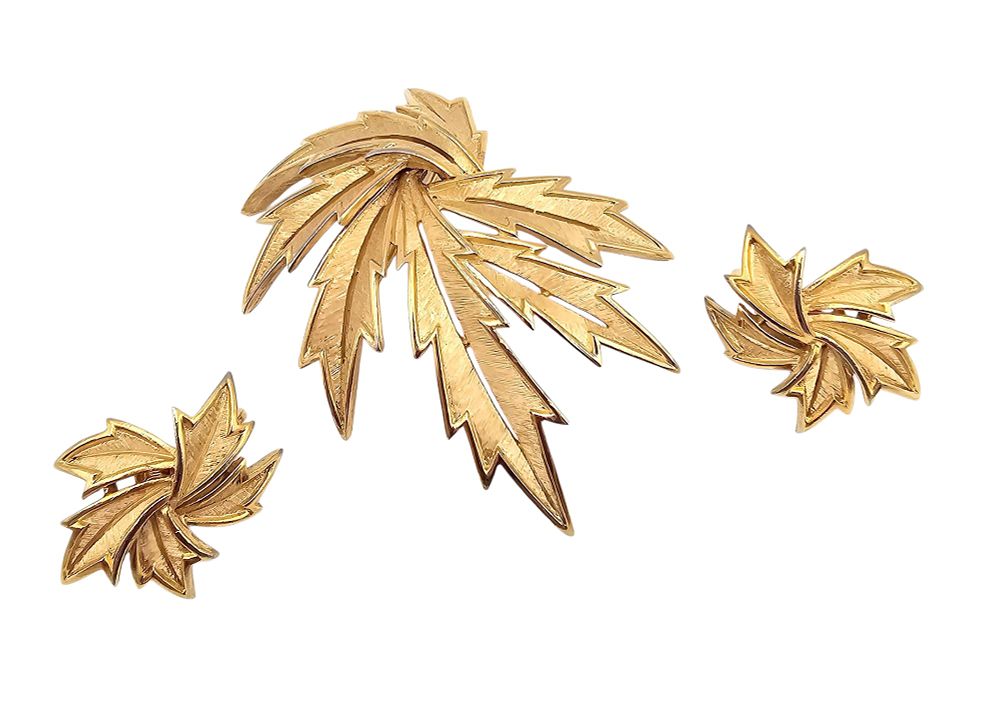 Lot 314: Crown Trifari Vintage Brushed Gold Tone Leaf Brooch Earrings Set